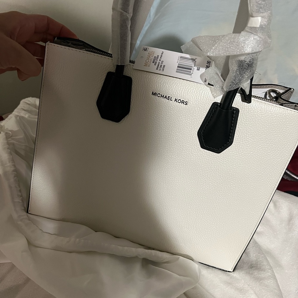 PERFECT GIFT! BRAND NEW Michael Kors Purse. Tags Still Attached